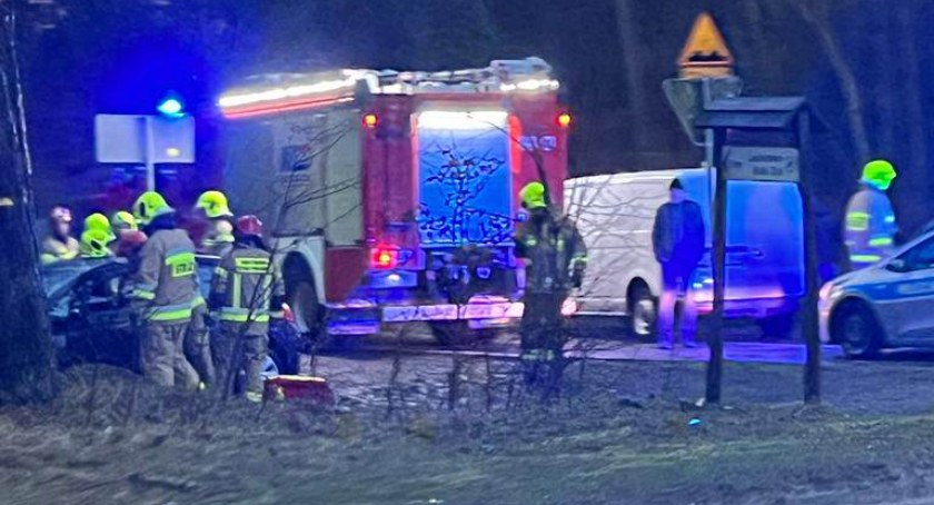 Borowo. Zderzenie trzech pojazdów - dwie osoby poszkodowane