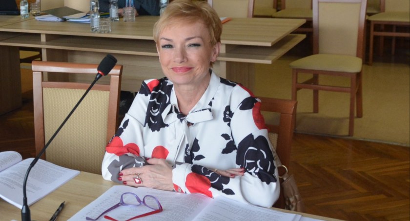 Kartuzy. Dorota Zarach szefową komisji oświaty. Doszło do scysji i pytań o zależności z burmistrzem  