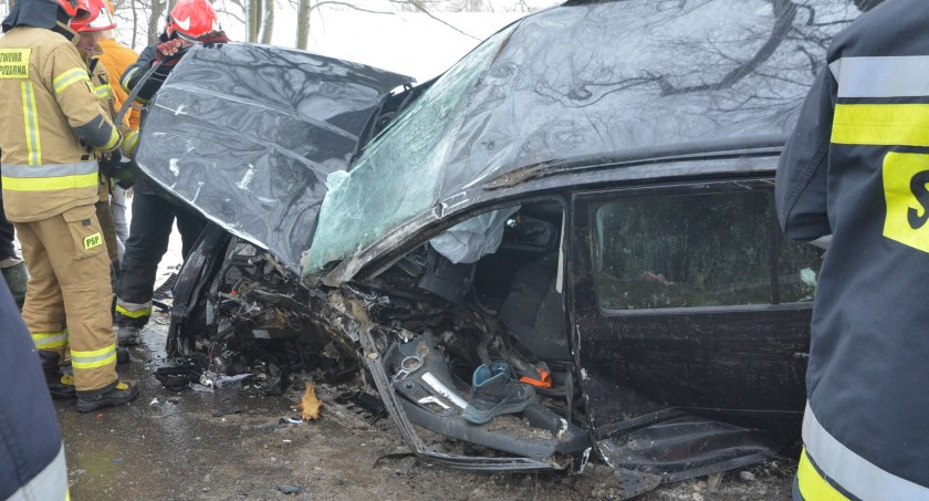 Poważny wypadek w Kosowie. Skoda rozbiła się na drzewie