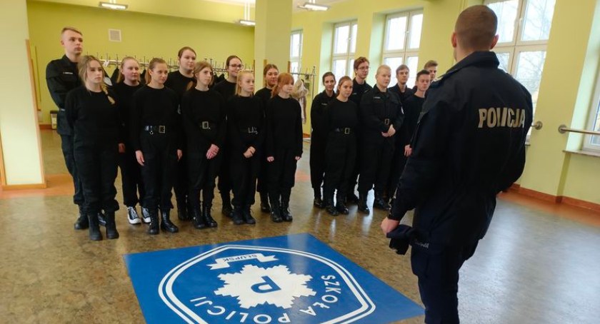 Przyszli policjanci w szkole Policji w Słupsku i na spotkaniu z  kontrterrorystami 