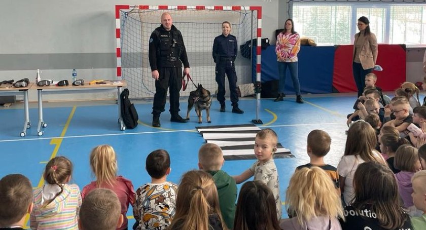 Kartuscy policjanci uczestniczyli w szkolnym „Dniu profilaktyki” w Borzestowie