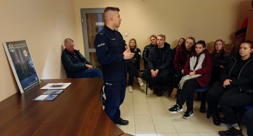 Maturzyści odwiedzili kartuską komendę