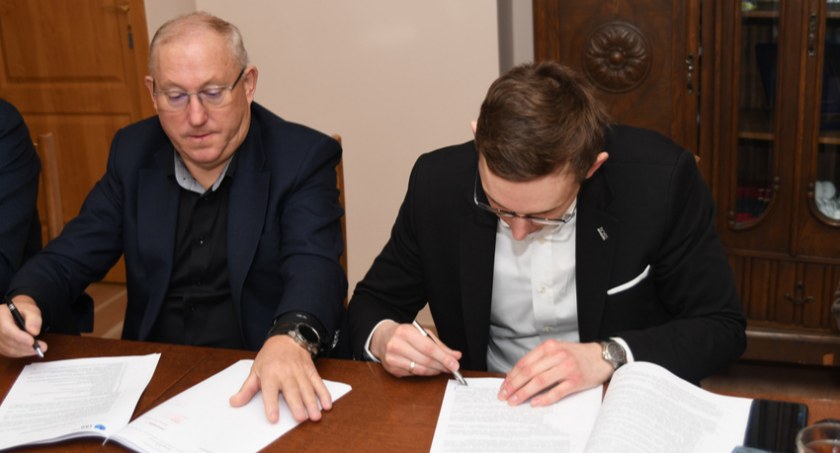 Przy kartuskiej Dwójce powstanie hala widowiskowo-sportowa. Umowa podpisana!