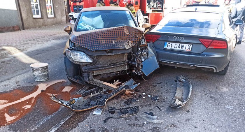Kartuzy. Zderzenie audi z seatem na ul. Jeziornej 