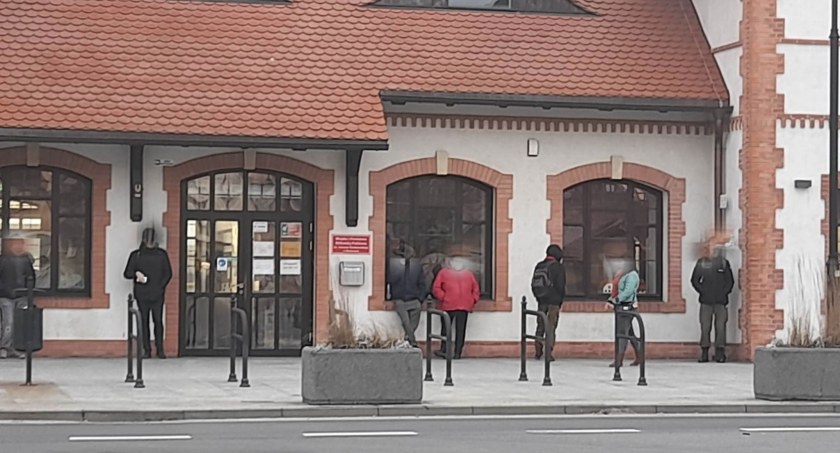 Kartuzy. Dworzec tylko dla niepracujących? Na poranny autobus czekają pod drzwiami