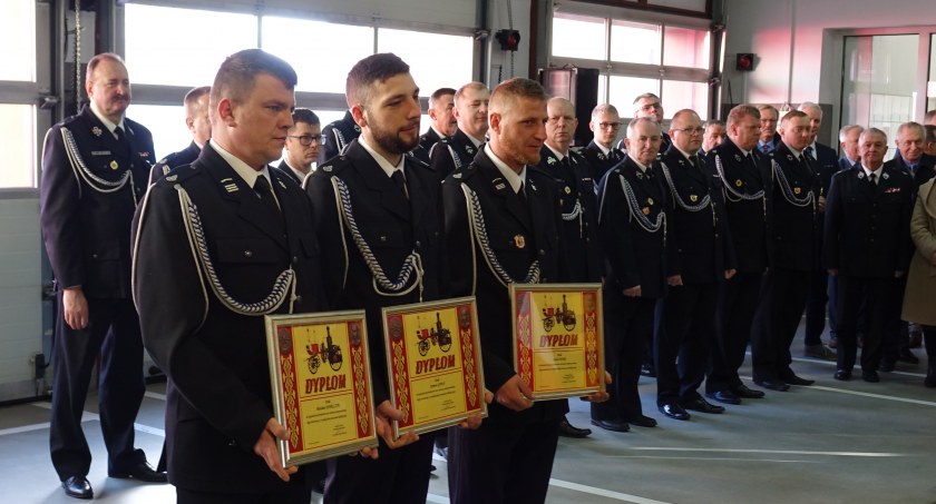 Promesy, medale i wyróżnienia w rękach strażaków