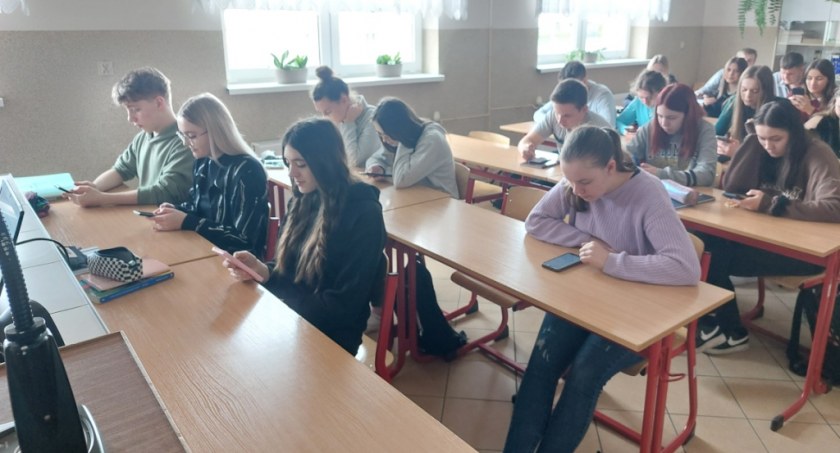 W ZSP Sierakowicach poznawali wybitnych przedstawicieli nauk ścisłych