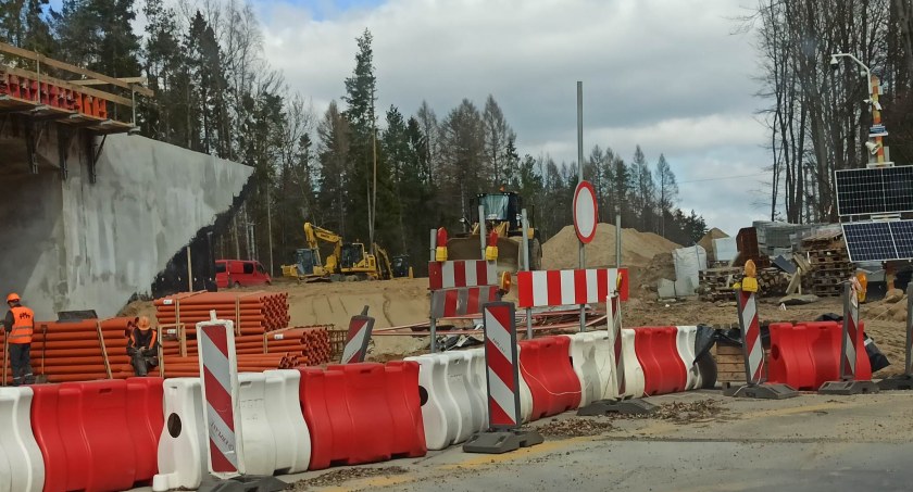 Kartuzy. Prace przy budowie łącznicy i mostów postępują. Tak wyglądają z lotu ptaka