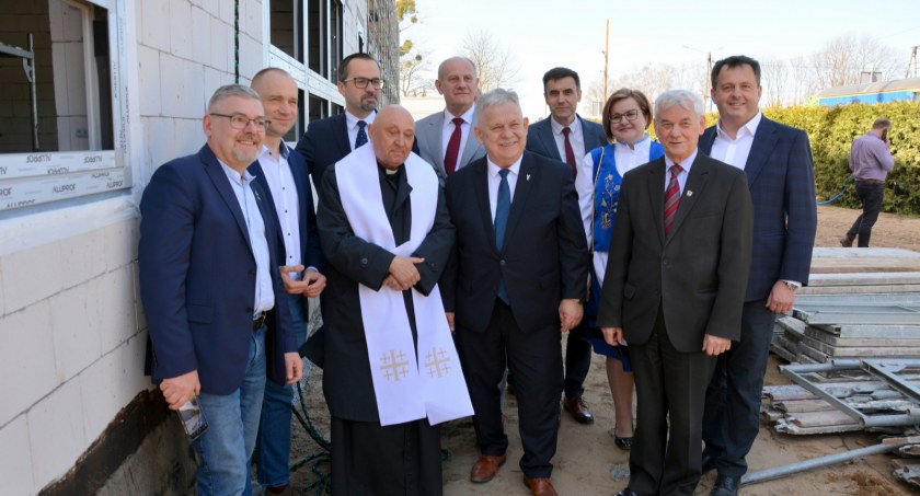 Wiecha na budynku rozbudowywanej szkoły w Baninie zawieszona