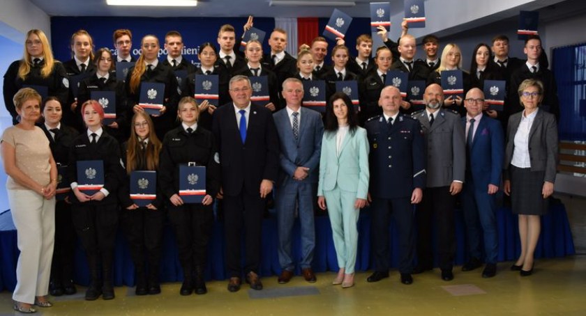 Zakończenie edukacji uczniów klasy policyjnej w Kartuzach