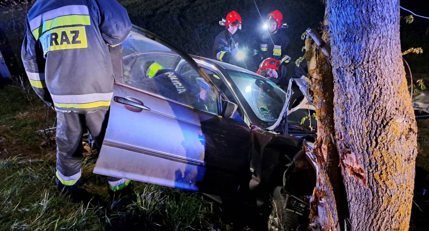Rąty. Rozbił BMW na drzewie - był pijany i nie posiadał uprawnień