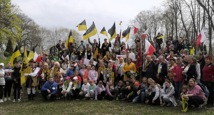 Ponad 150 osób ukłoniło się nad grobem Kaszubskiego Króla w Żukowie