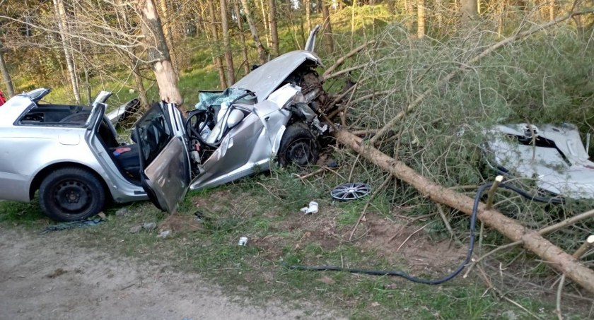 Rozbił auto na drzewie - był pijany, trafił do szpitala