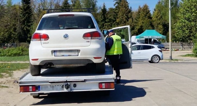 Utrudniała innym kierowcom jazdę. Za kierownicą golfa 92-latka