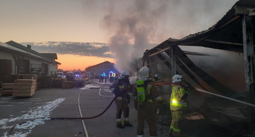 Delowo. Potężny pożar tartaku