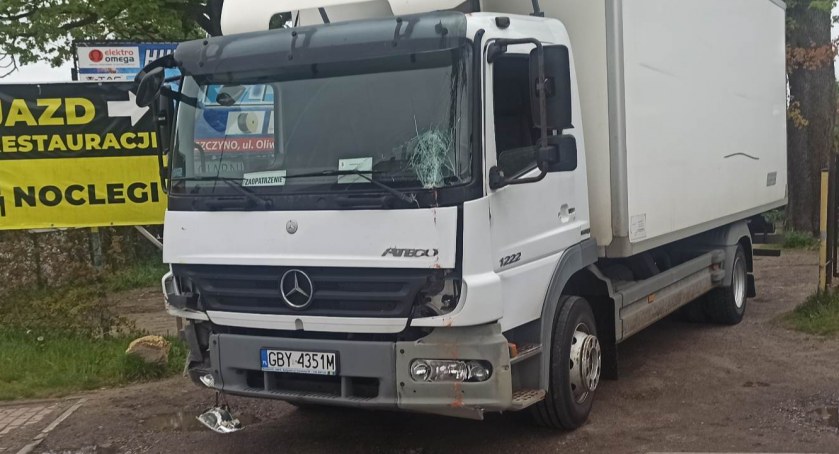 Chwaszczyno. Skasował znak i uderzył w budynek