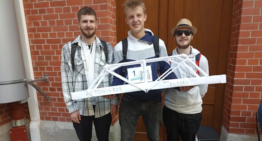 Uczniowie ZST w Kartuzach na konkursie „wyKOMBinuj mOST 2023”