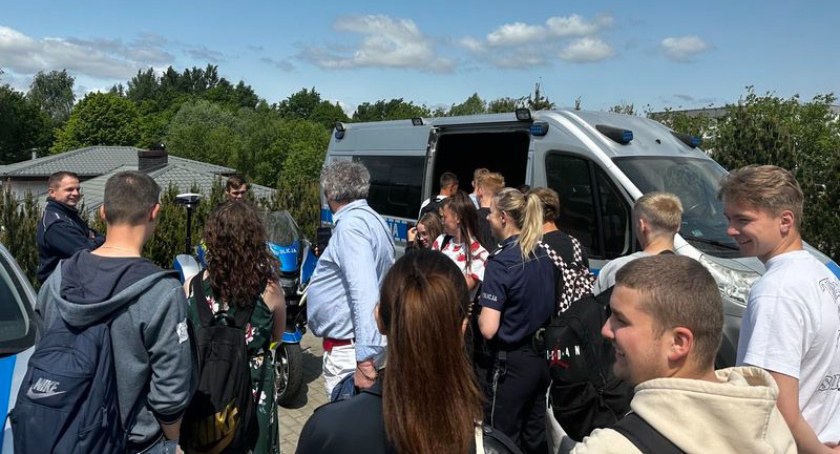 Uczniowie technikum odwiedzili kartuską komendę. Zostań Pomorskim Policjantem!