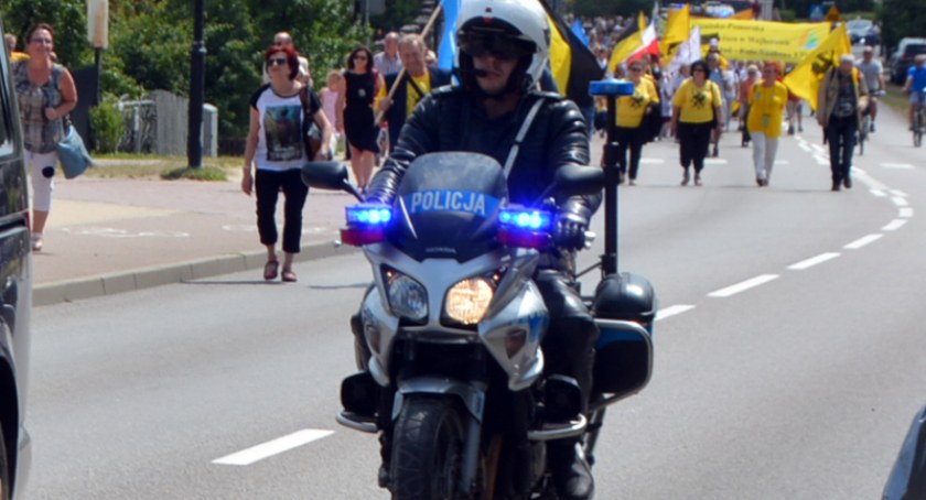 Kartuscy policjanci radzą, jak bezpiecznie spędzić weekend