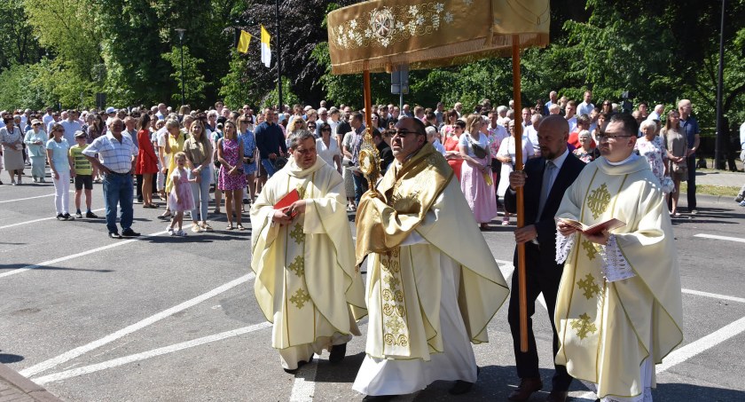 Boże Ciało w Kartuzach - wierni tłumnie uczestniczyli w procesjach