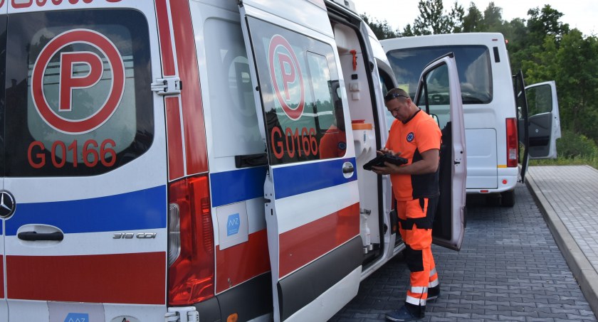 Kistowo. Dziewczynka wybiegła zza autobusu wprost pod busa
