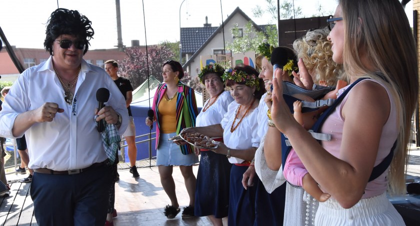 Śpiewały, chodziły po wybiegu i rozśmieszały - w Sierakowicach odbył się Powiatowy Turniej Kół Gospodyń Wiejskich
