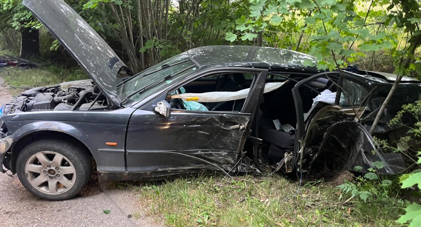 Połęczyno. BMW rozbił na drzewie