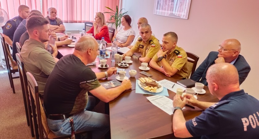 Przedstawiciele różnych służb w jednej sprawie - bezpieczeństwa podczas wakacji