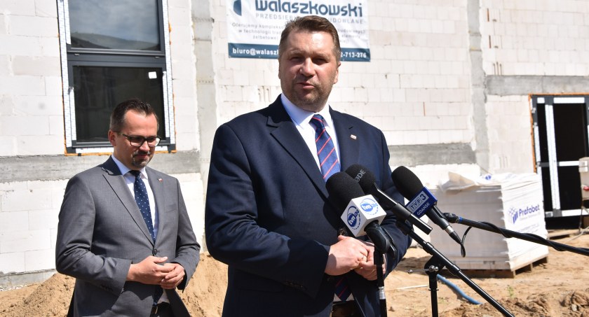 Minister Przemysław Czarnek na budowie hali sportowej w Brodnicy Górnej 
