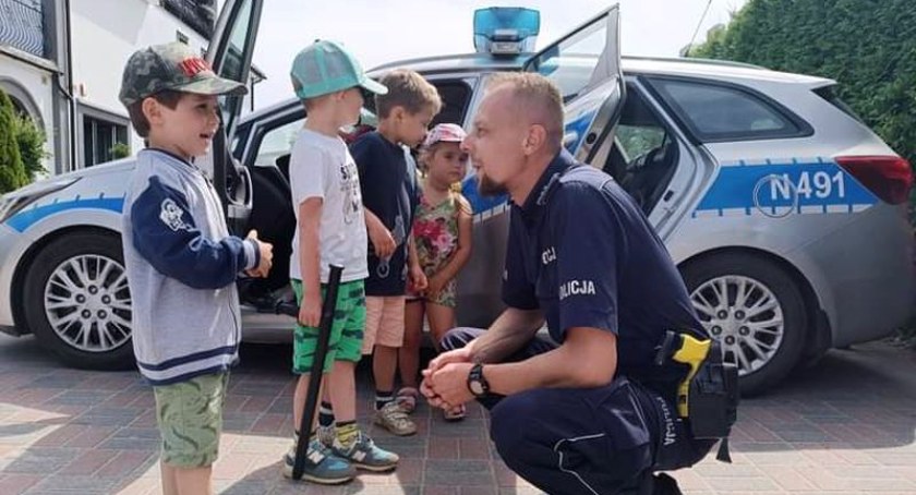 Żukowscy dzielnicowi odwiedzili przedszkole „Oxfordzik”