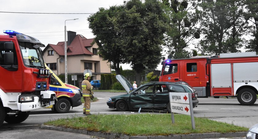 Dzierżążno. Zderzenie busa z volvo 