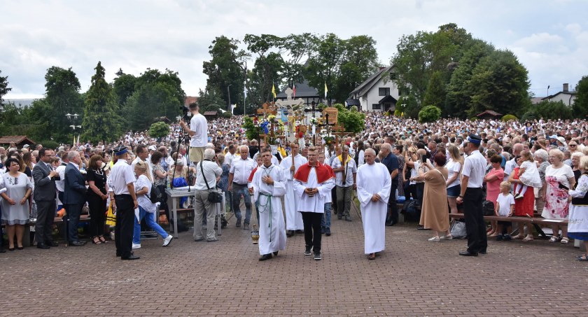 Tysiące pątników przybyło do Sianowa. Trwa odpust Matki Bożej Szkaplerznej