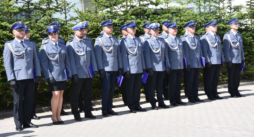Święto Policji w Kartuzach - funkcjonariusze z awansami i odznaczeniami