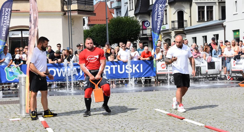 Trwa Pojedynek Gigantów na kartuskim Rynku