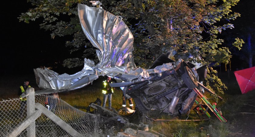 Borcz. Roztrzaskał auto i zawisł na drzewie - nie żyje kierowca