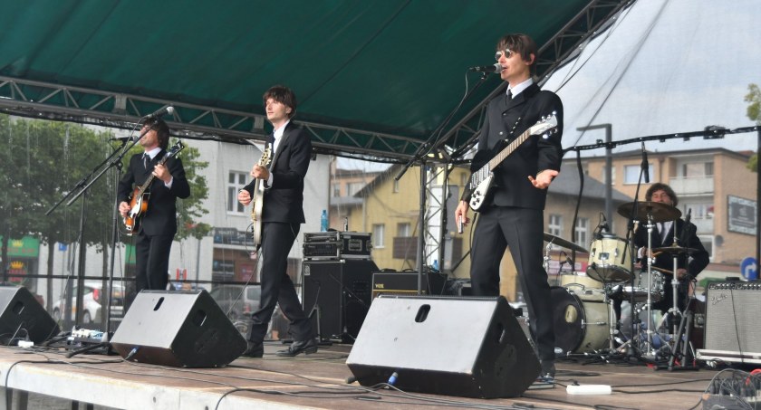 Przeboje grupy The Beatles zabrzmiały na kartuskim Rynku