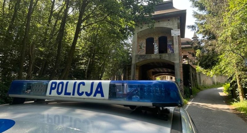 Niebezpieczna i nielegalna atrakcja? Policyjne interwencje na zamku w Łapalicach