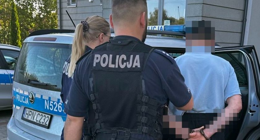 Poszukiwany 42-latek zatrzymany przez policjantów z Sierakowic