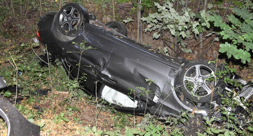 Karwacja. Mercedesem uderzył w drzewo i dachował