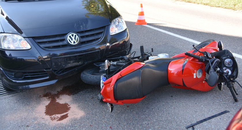 Kartuzy. Zderzenie motocykla z dwoma autami na ul. Zamkowej
