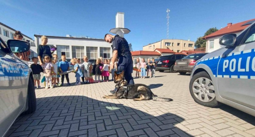 Policyjny pies odwiedził dzieci w przedszkolu