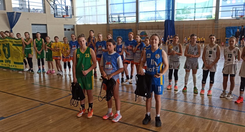 Koszykarki UKS Bat Kartuzy na turnieju Tytus Cup w Kórniku