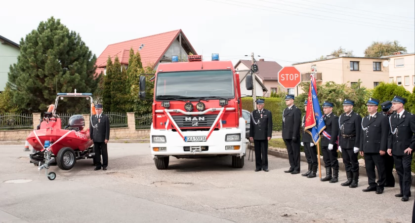 OSP Łapalice z nowym samochodem i łodzią