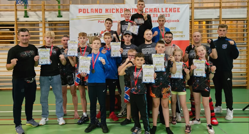 Worek medali z Poland Kickboxing Challange dla zawodników Patryka Zaborowskiego