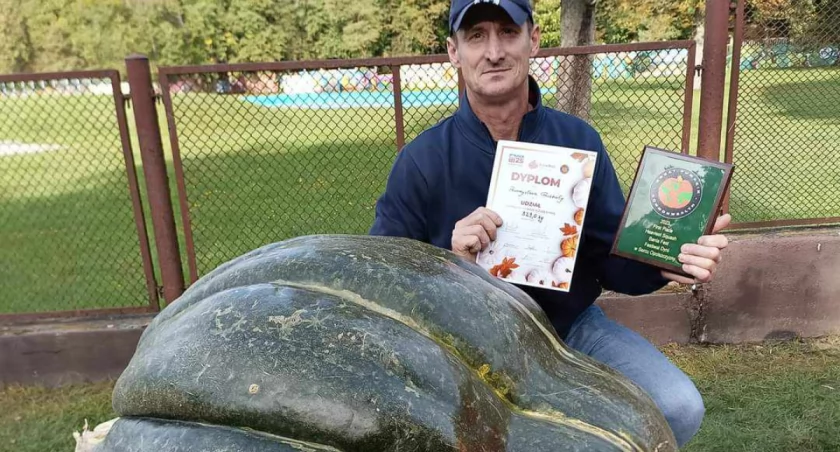 Przemysław Gruchała i jego dynia gigant na Festiwalu Dyni w Krapkowicach