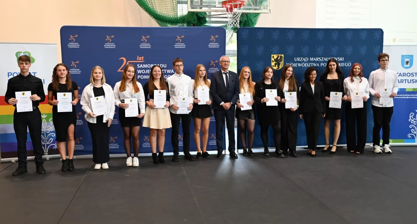 Blisko 190 uczniów z powiatu kartuskiego ze stypendiami marszałka