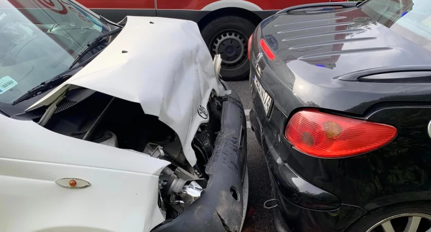 Pałubice. Renault wpadło do rowu, a w peugeota uderzyła toyota