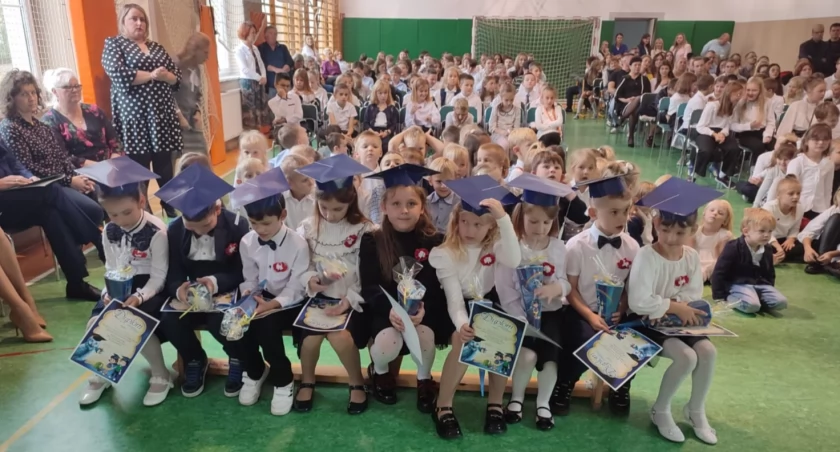 Ślubowanie klasy pierwszej i obchody Dnia Nauczyciela w Borkowie