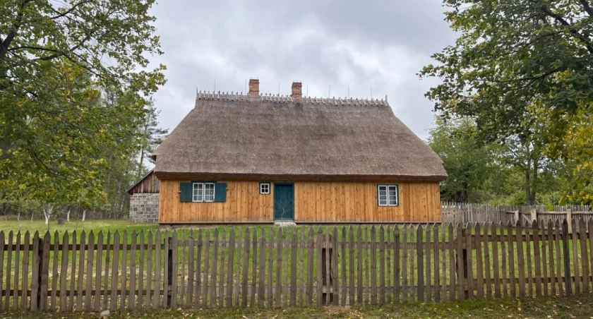 Ta chata ma prawie 200 lat i wygląda jak nowa. Można ją zobaczyć w muzeum we Wdzydzach