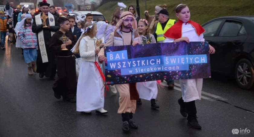 Bal Świętych w Sierakowicach